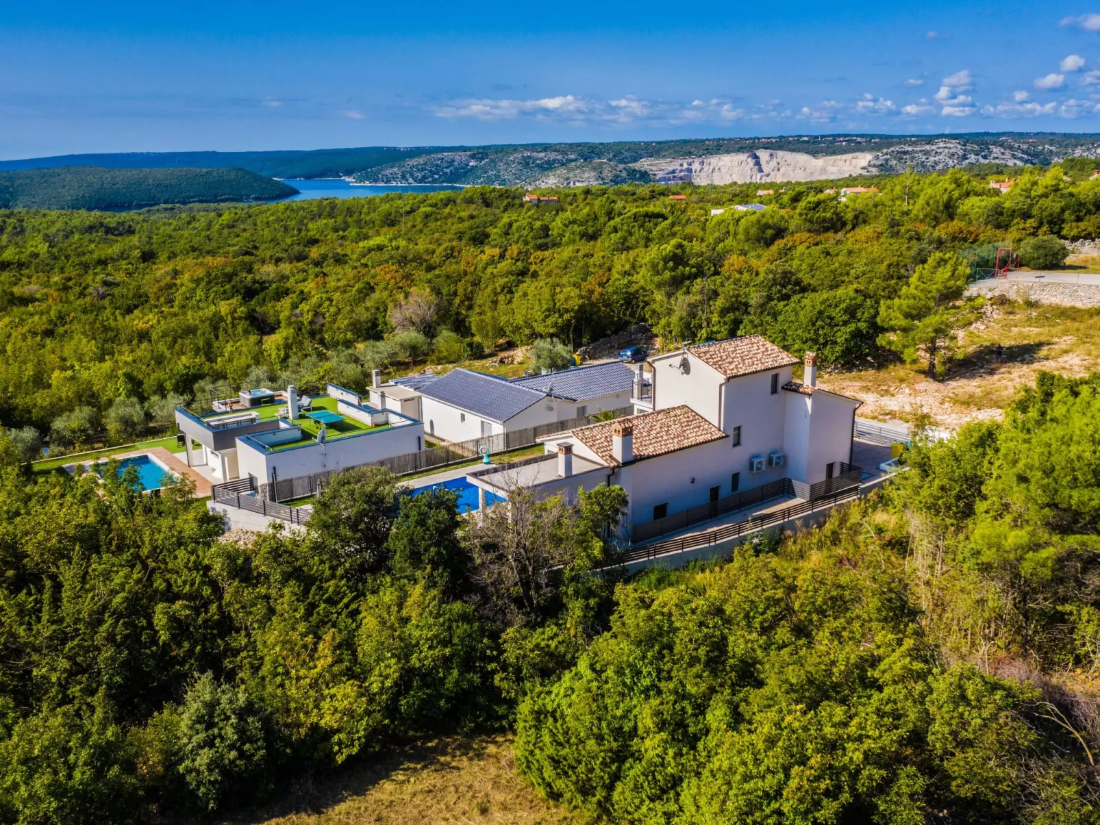 Elegantes Escape mit Pool und Panoramablick-Image-tags.info