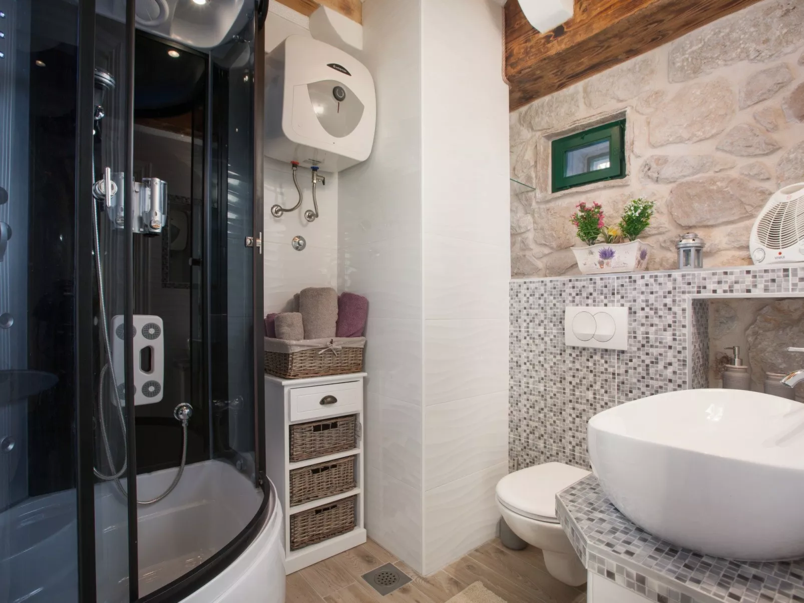 Charmantes Steinhaus mit Pool und Meerblick-Drinnen