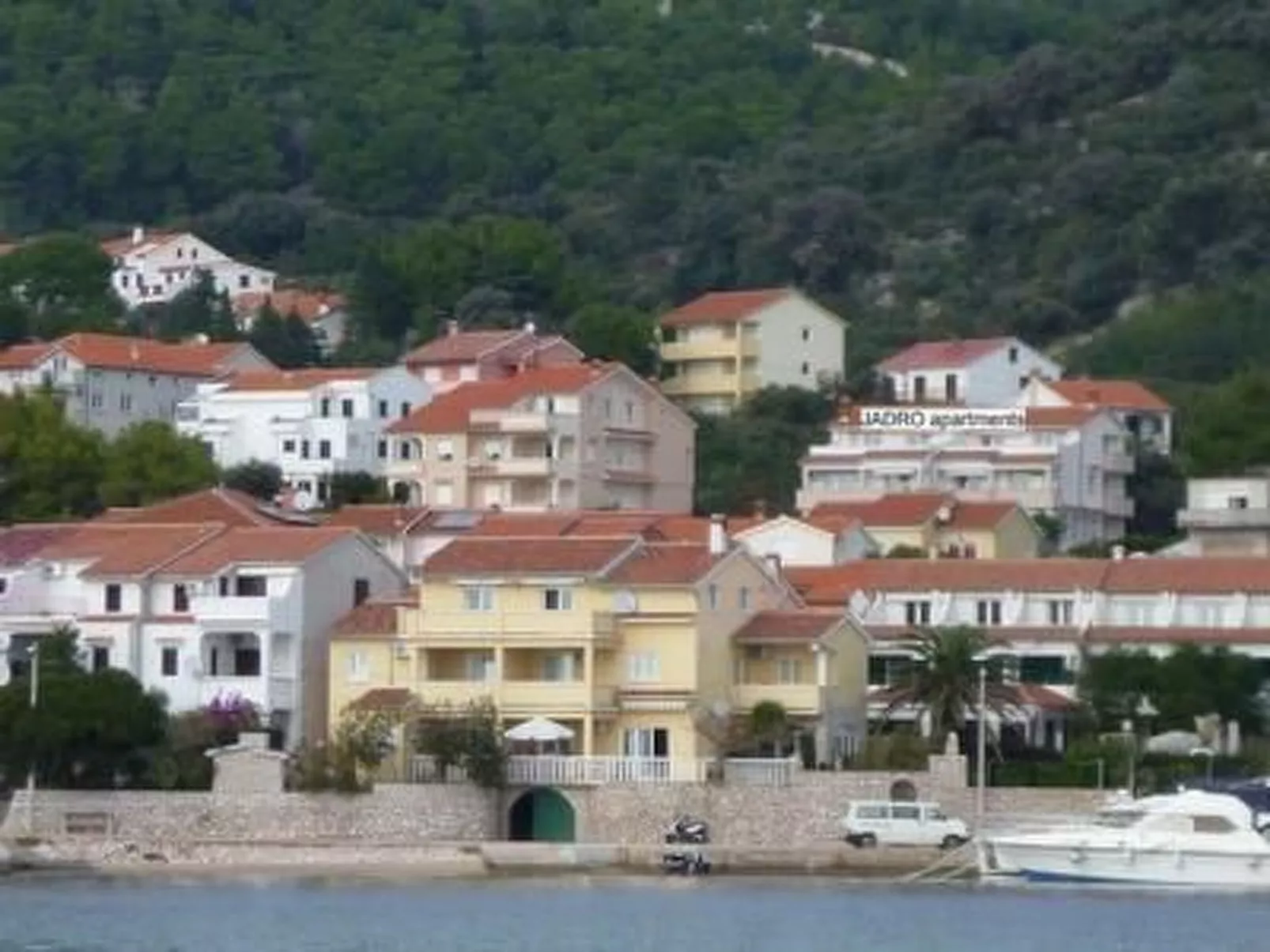 Jadro Apartments in Barbat mit Grill und Whirlpool-Outside