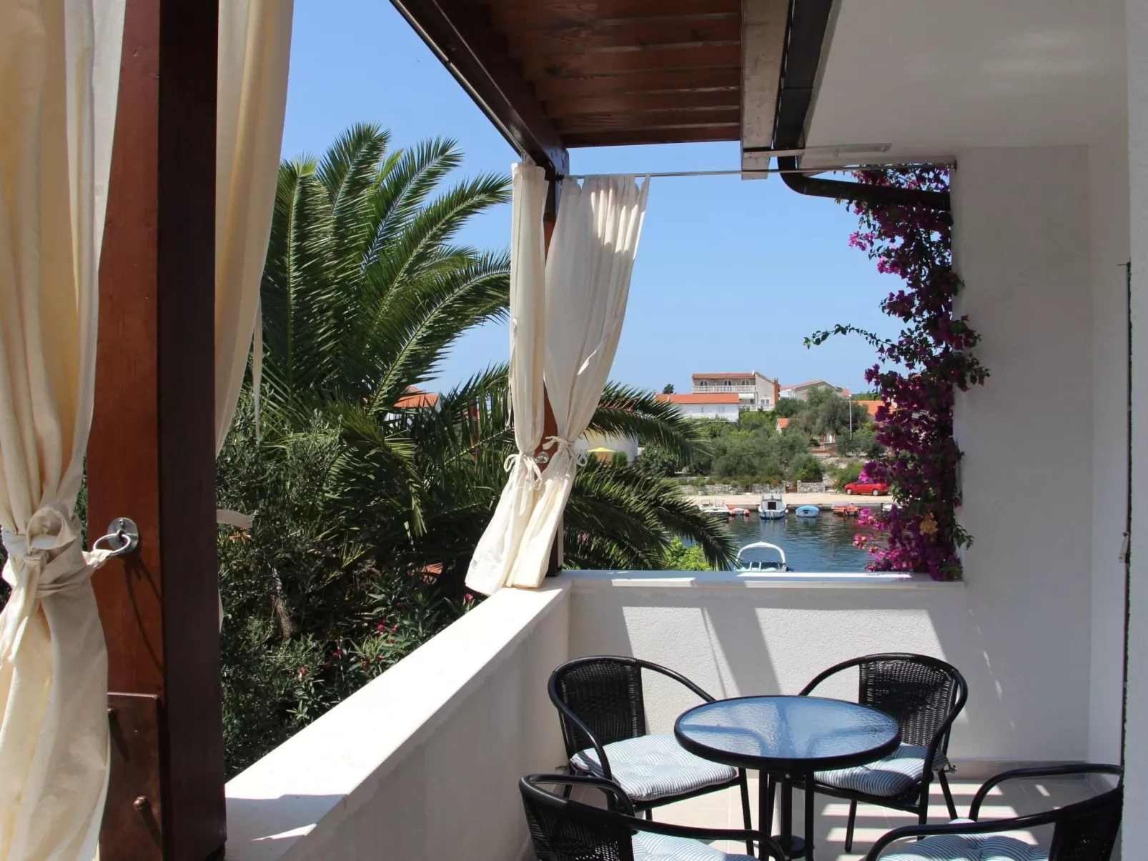 Wohnung "Ivka 1" mit Blick auf das Wasser-Dehors