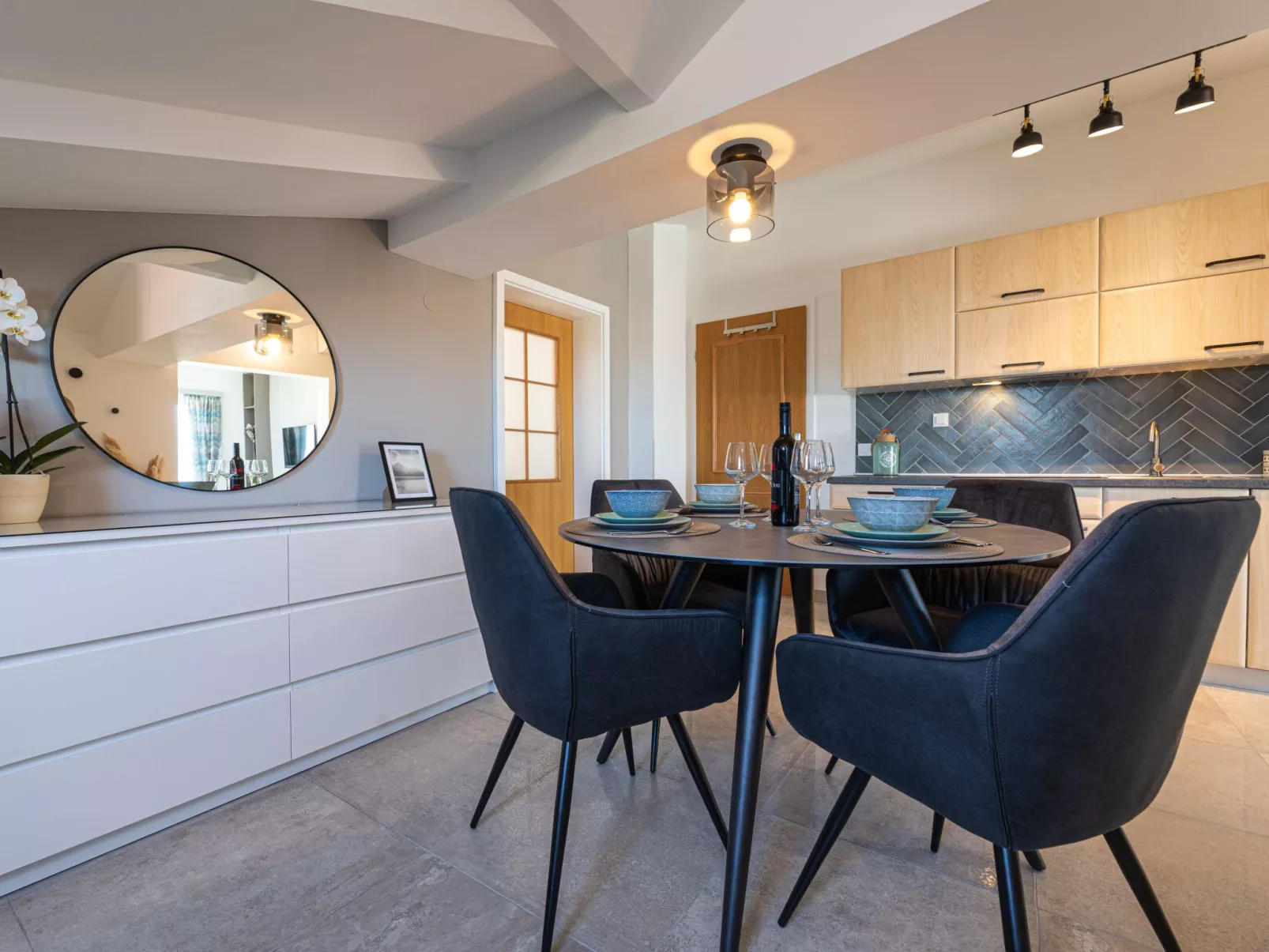 App mit Meerblick und Pool für 2-4 Personen-Drinnen