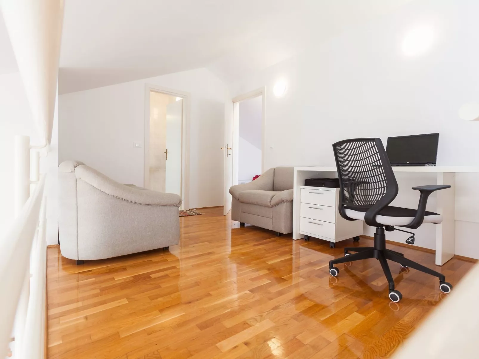 Wohnung mit Blick auf das Wasser-Drinnen