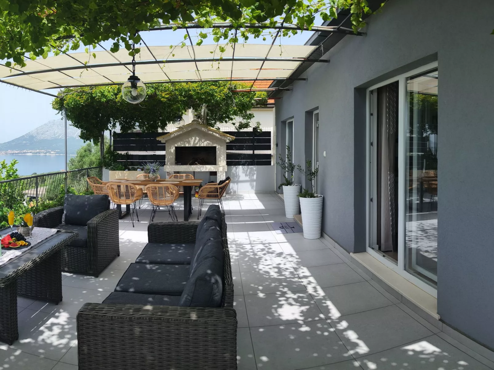 Mit Blick auf das Wasser-Drinnen