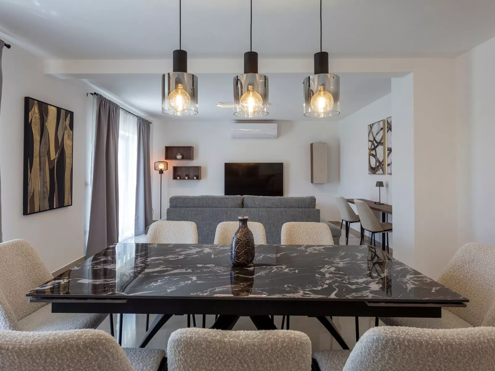 "Luxuriöse App. mit Pool"-Drinnen