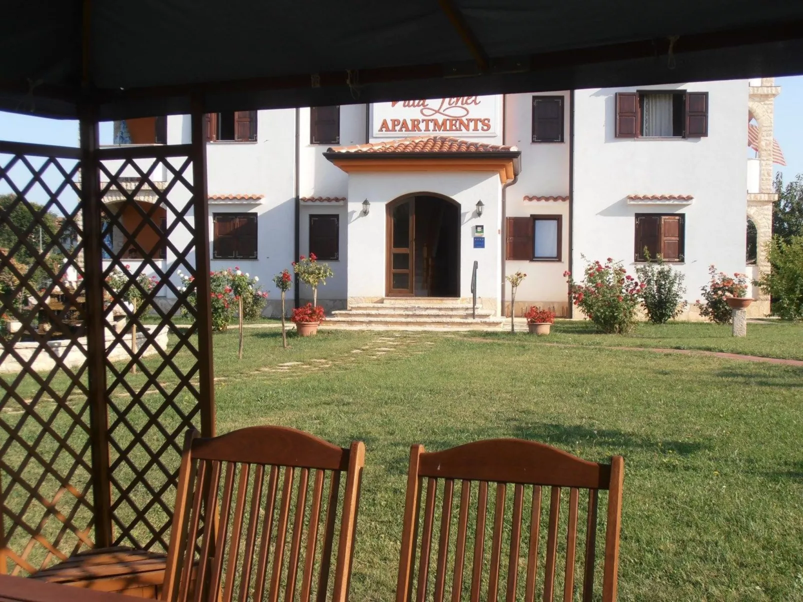 Villa Linet 4.-Draußen