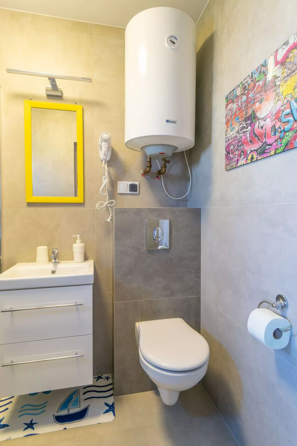 Trebor"-Häuser in einem eingezäunten Gebiet