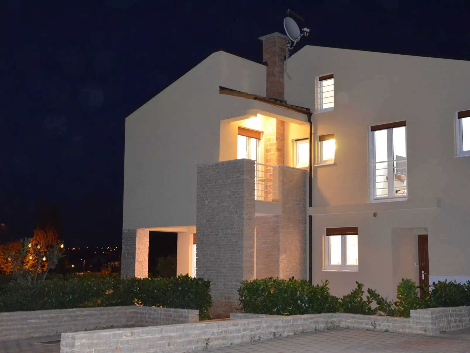 Mit Blick auf das Wasser-Dehors