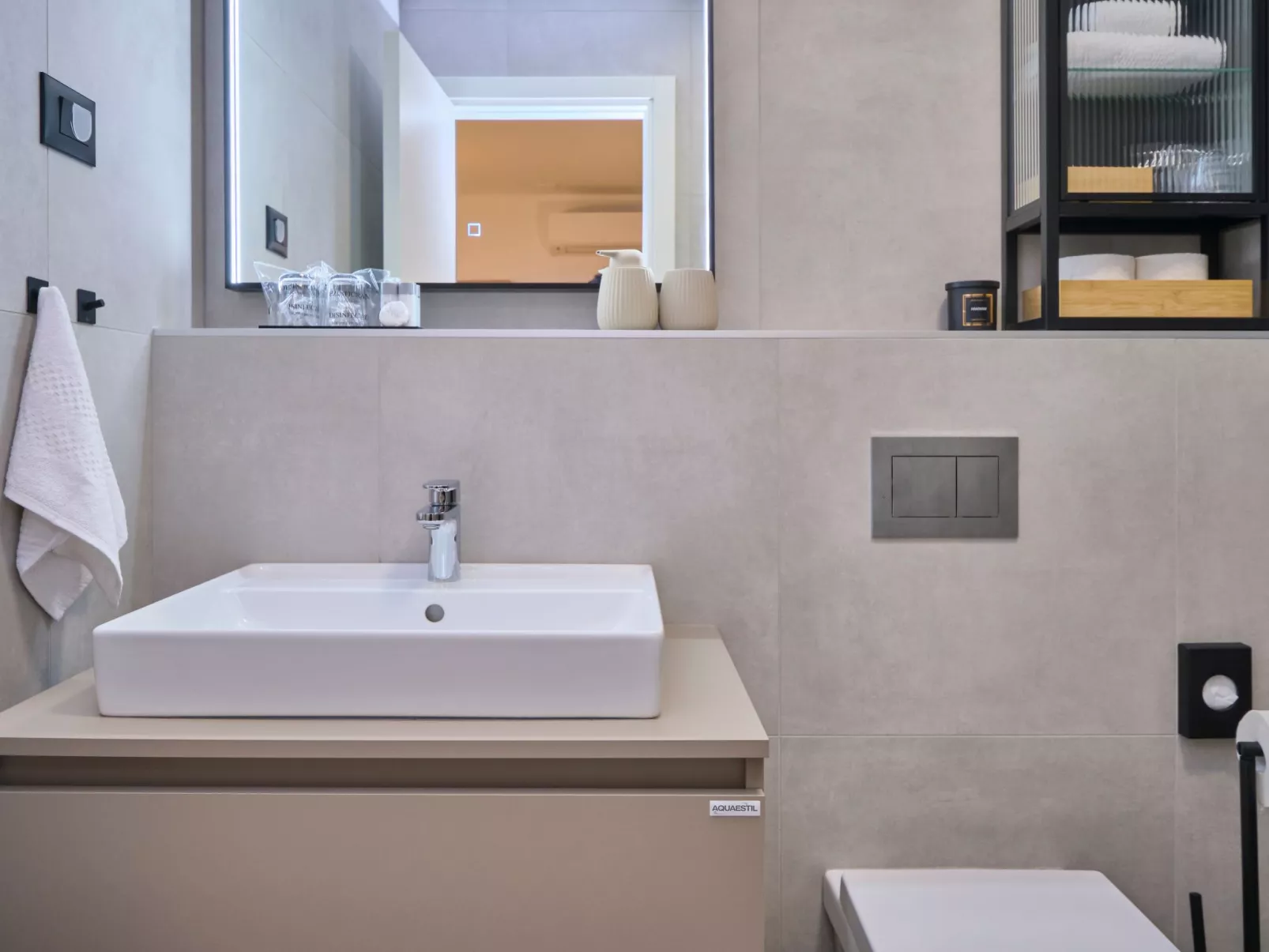 "Splitful Apartment" - Dedans