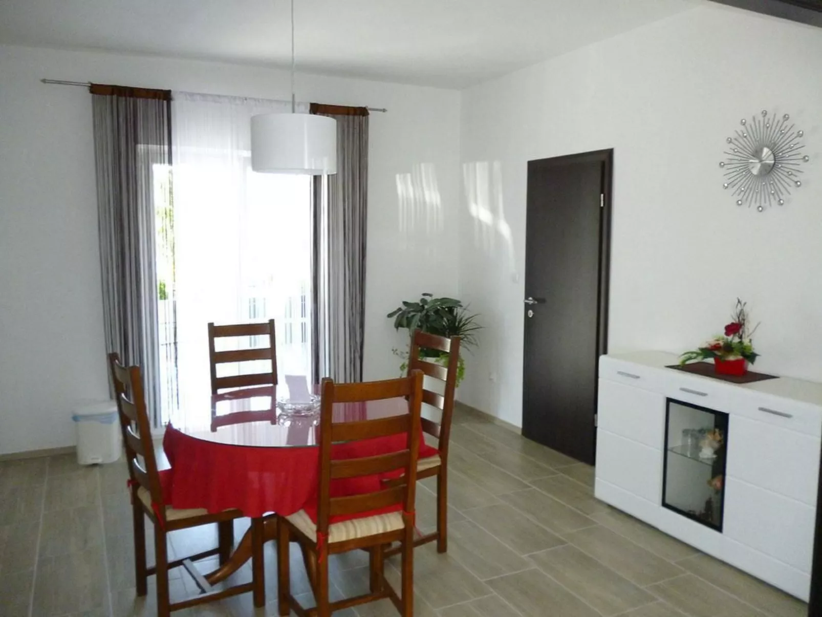 In Turanj mit Grill und Terrasse-Drinnen