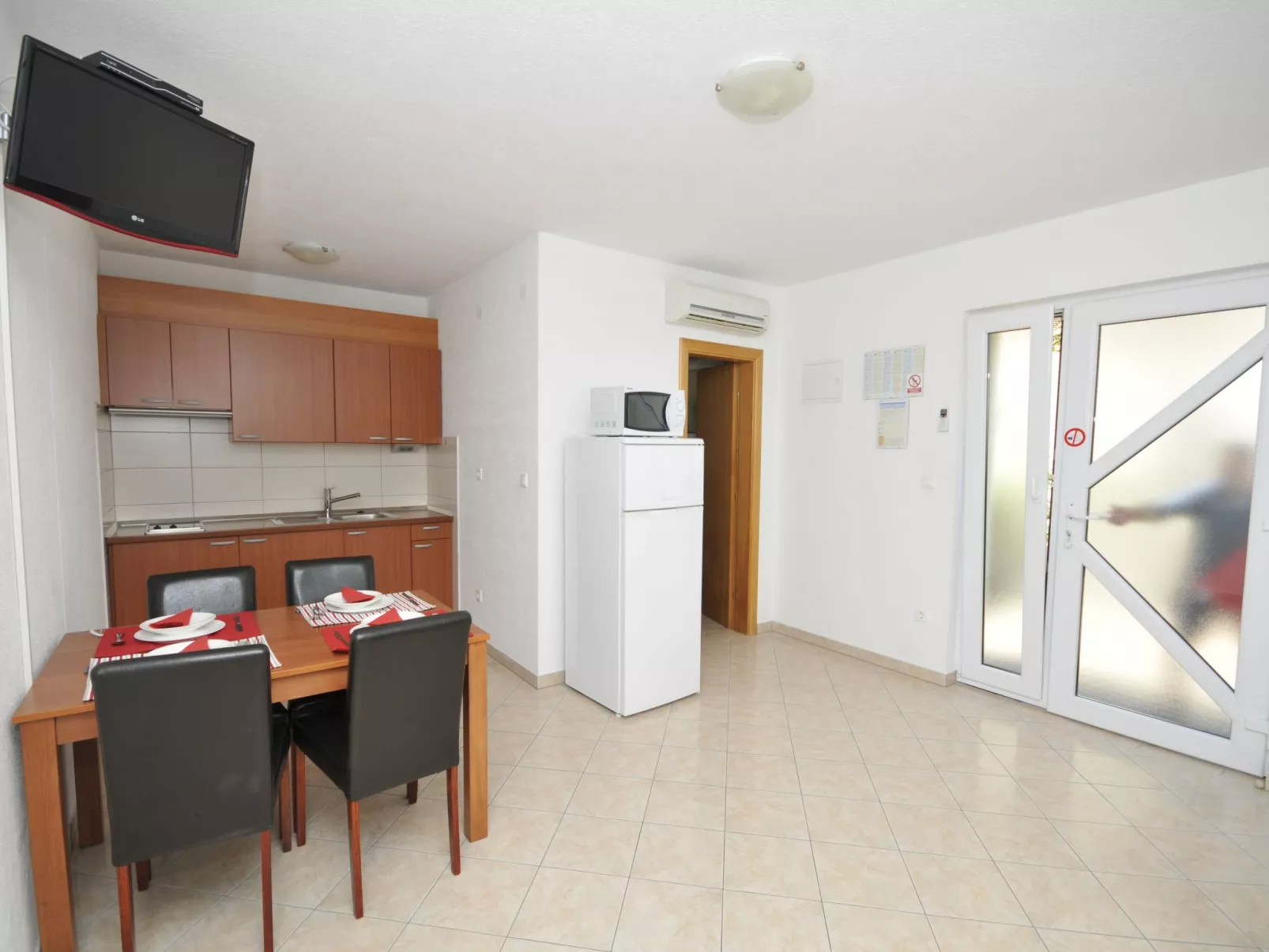 Appartment mit Pool und Whirlpool, Okrug Gornji-Drinnen