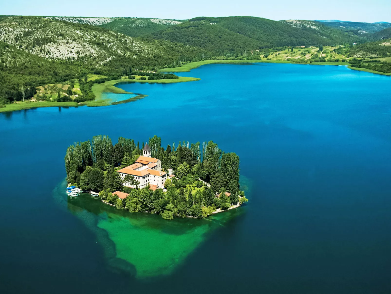 Die Höfe der Villa Ivan-Environnement