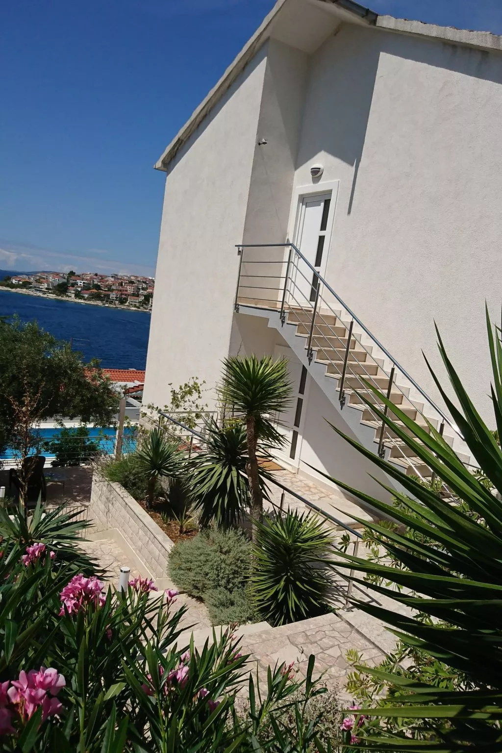 "Maya 1" mit Blick auf das Wasser-Dehors