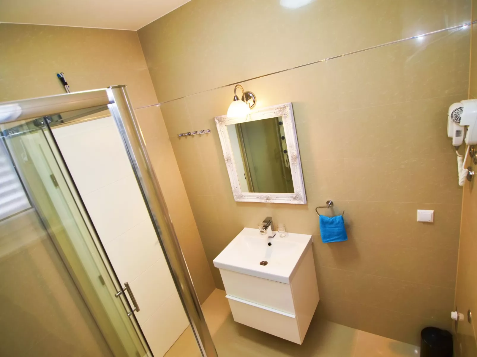 Für 4 Personen mit Pool-Drinnen