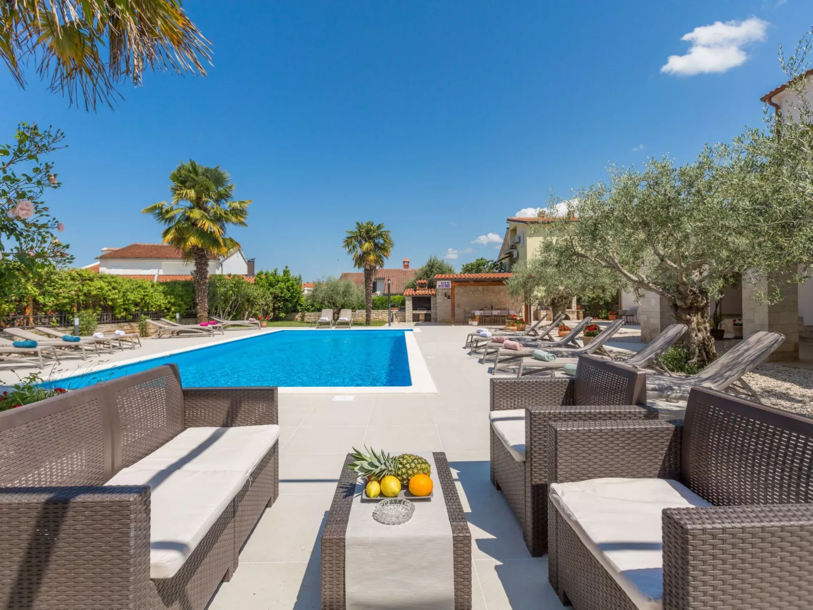 Paradiso 1 mit Pool-Dehors