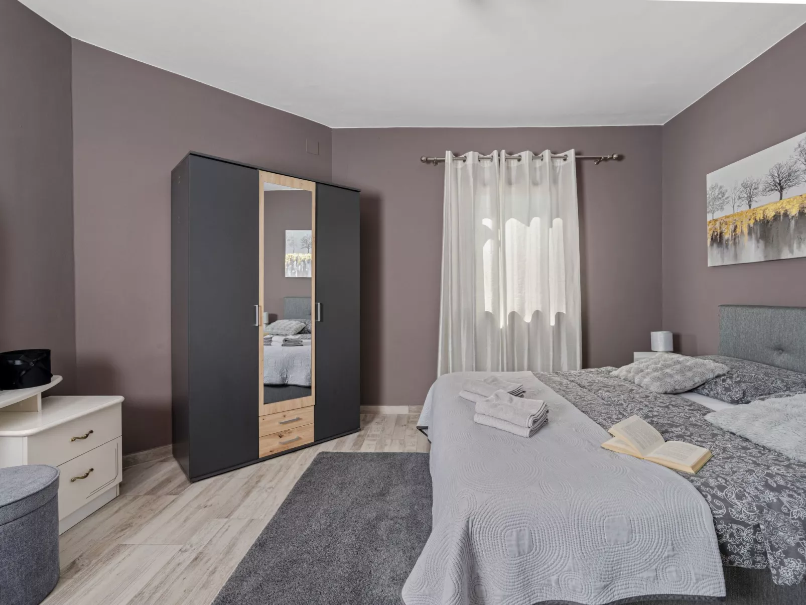 Mit Blick auf das Wasser-Drinnen