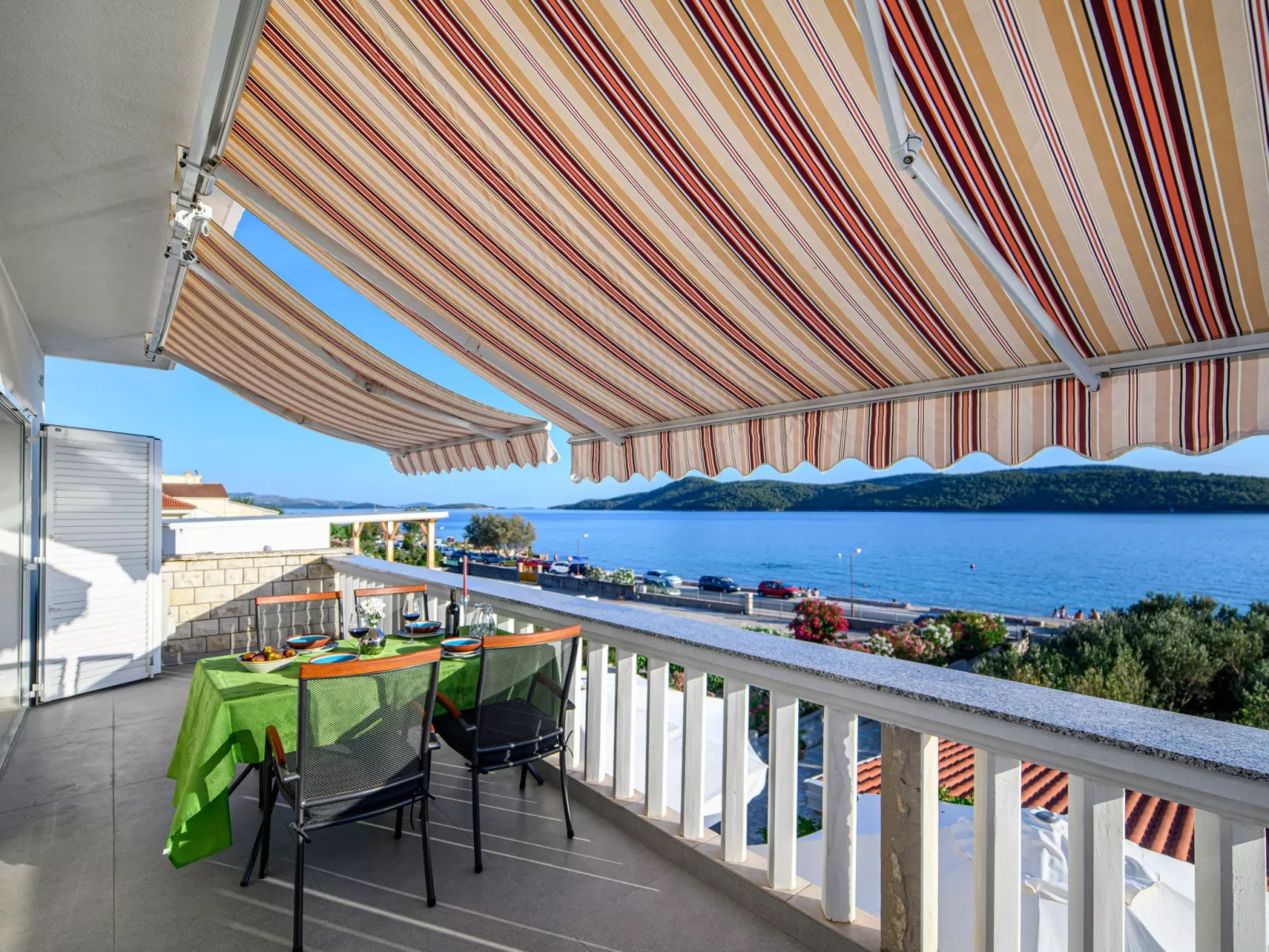 Wohnung mit Blick auf das Wasser-Draußen