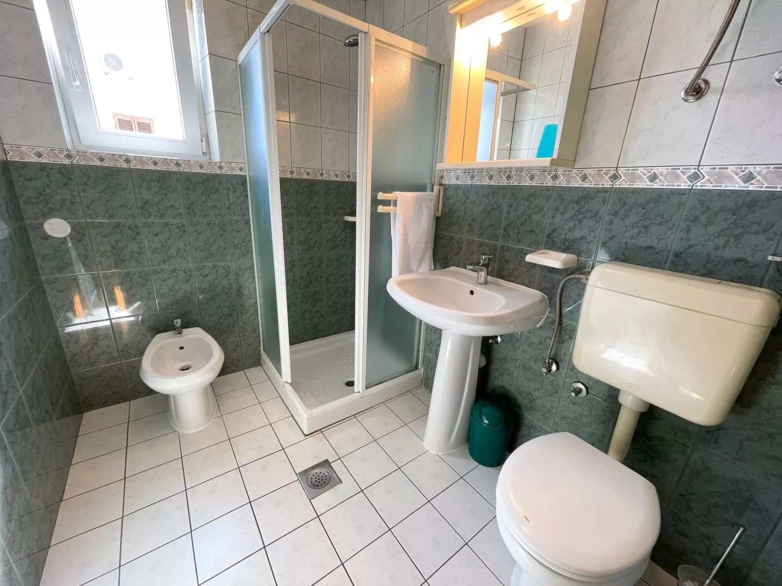 In Jadranovo mit Terrasse, gemeinschaftlichem Pool und Garten - Drinnen