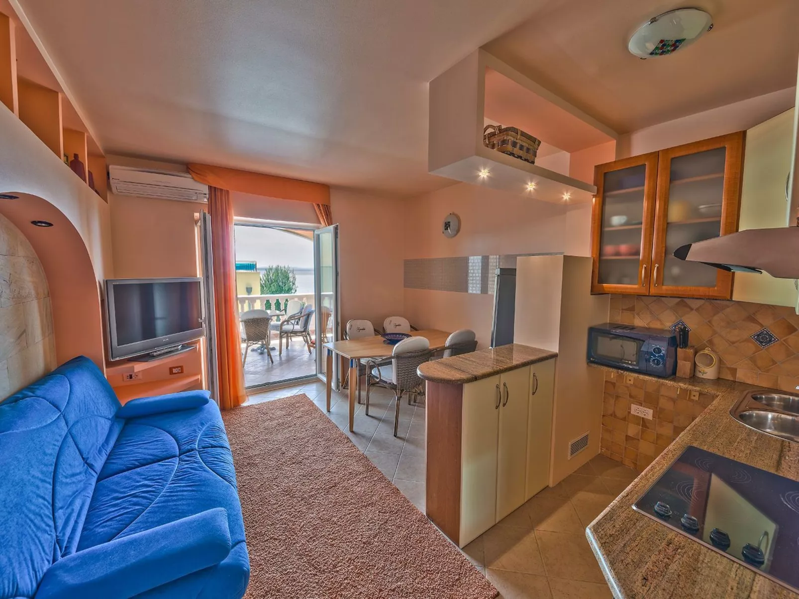 "Dantin" mit Blick auf das Wasser-Drinnen