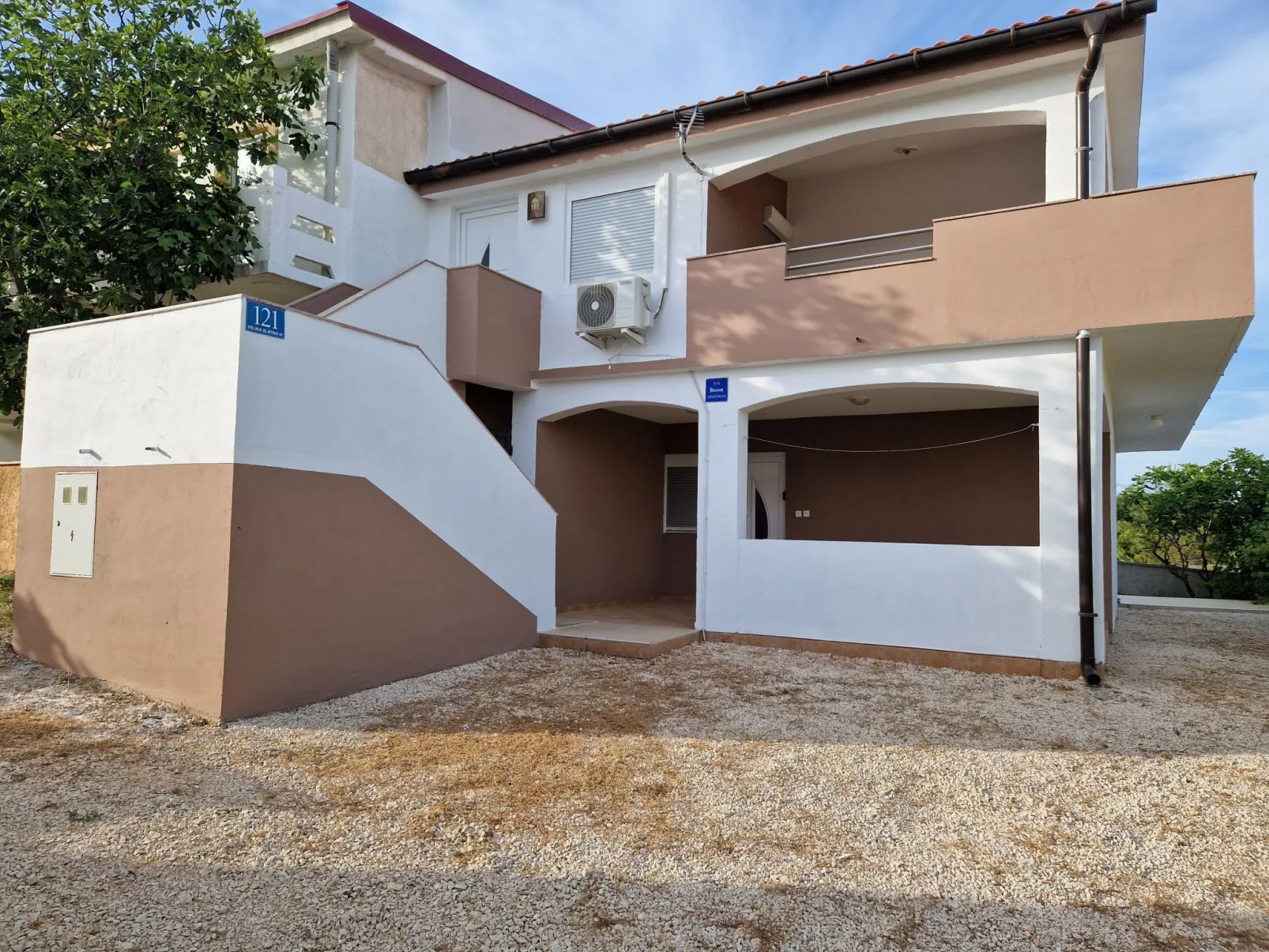 Ema erste Etage mit offener Terrasse-Outside