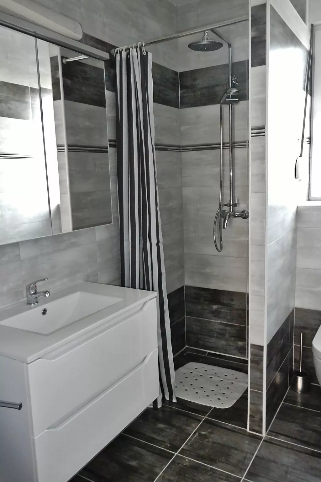 Erdgeschoss-Ferienwohnung mit Garten und Pool-Inside