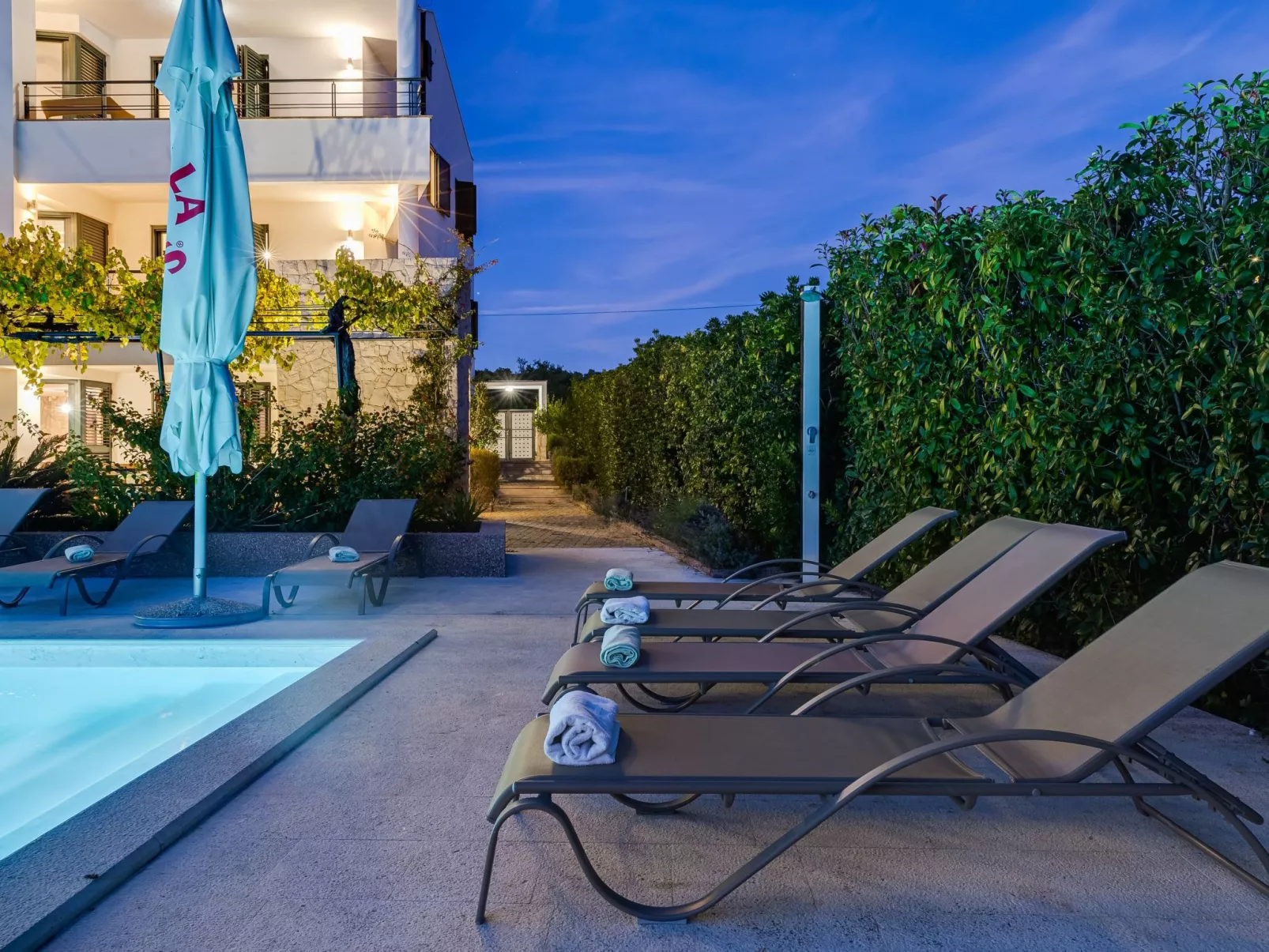 Luxuriöse Villa mit Meerblick - von TA Leut Agency-Draußen