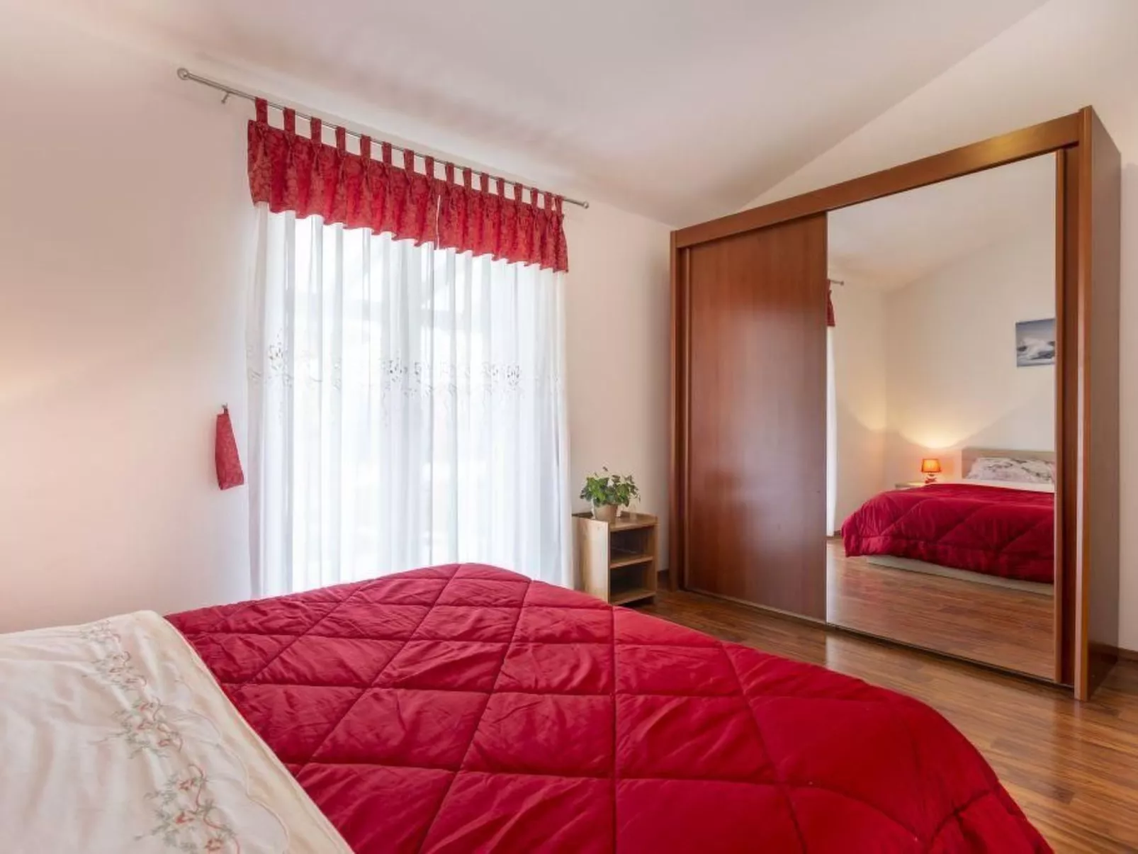 "Villa Mirela" mit Terrasse-Drinnen