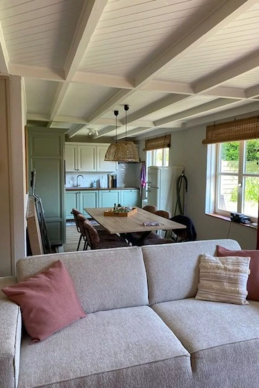 Zonnewind in der Nähe von Dünen und Wald-Dedans