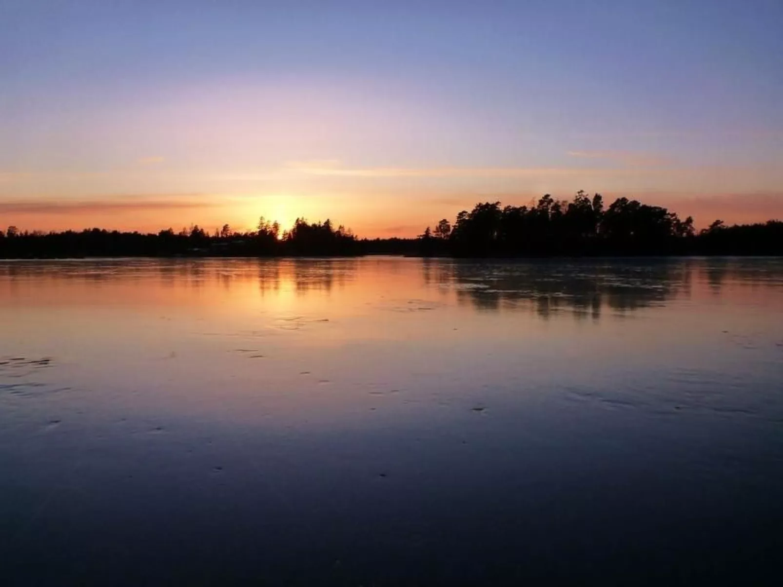 Holzhaus mit Terrasse, direkt an einer Bucht-Dehors