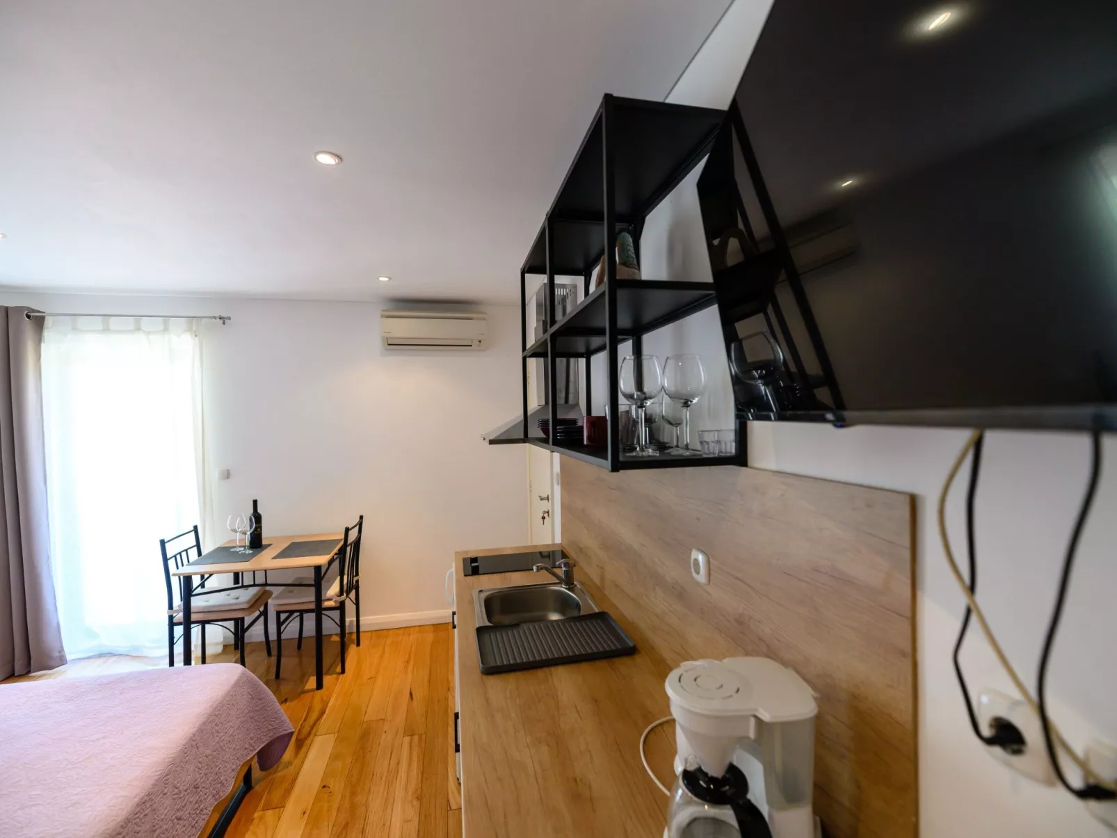 Studio-Apartment "Nives" mit Blick auf das Wasser-Dedans