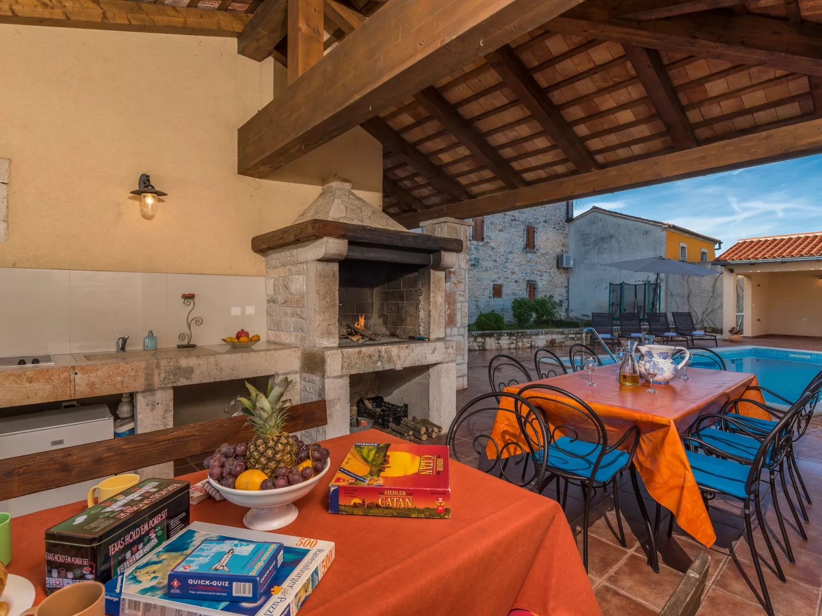 Gemütliches Ferienhaus in Peresiji mit Grill und Terrasse-Dehors