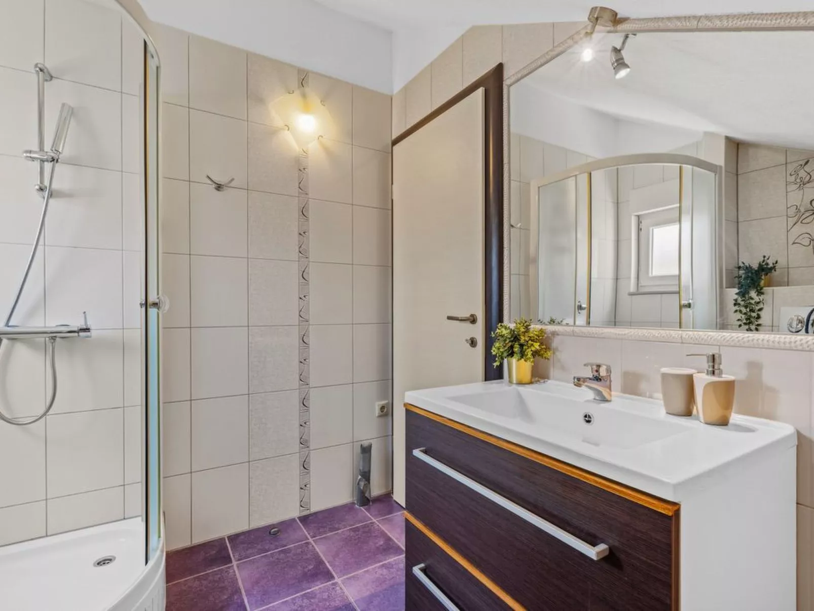 Ferienappartement mit zwei Meerblick-Balkonen-Drinnen