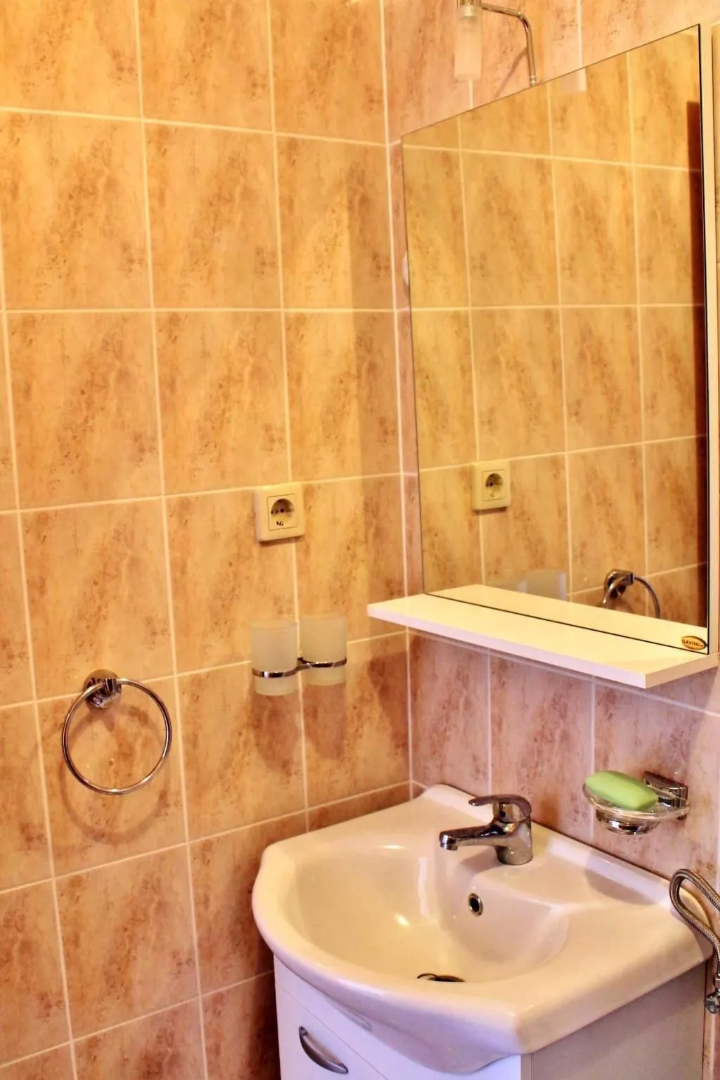 "Gubo2" mit Blick auf das Wasser-Drinnen