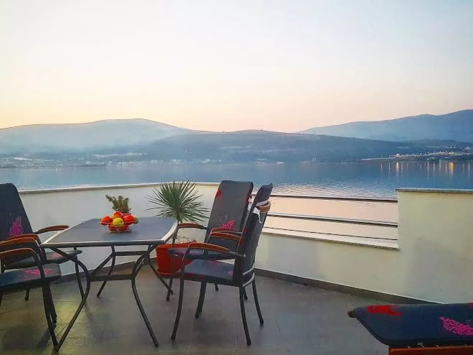 "MaLea" mit Blick auf das Wasser-Outside