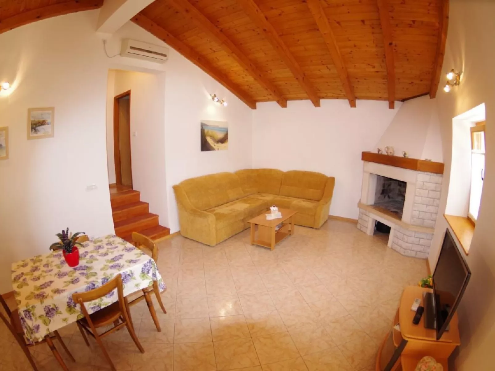 "Elvis", Dorf Sveti Kirn-Inside