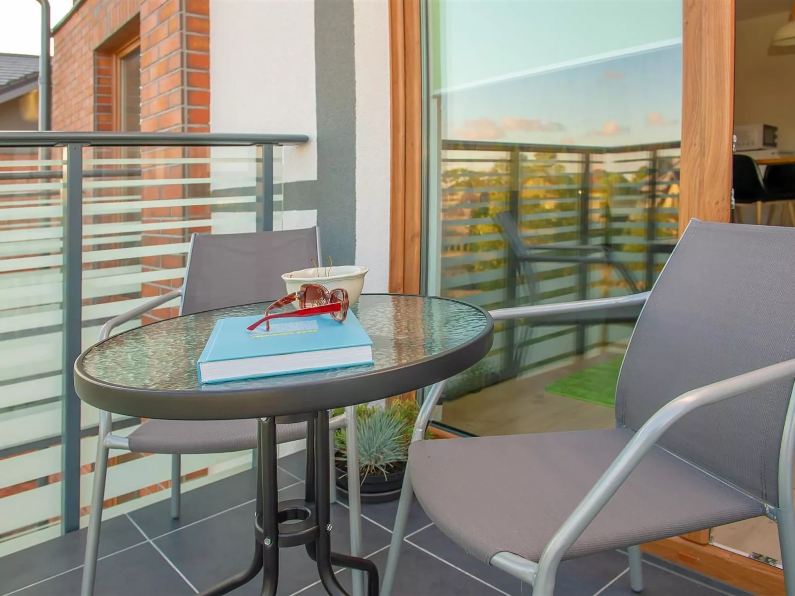 Moderne Ferienwohnung mit Balkon, nur 500 Meter von Meer und Strand entfernt-Draußen