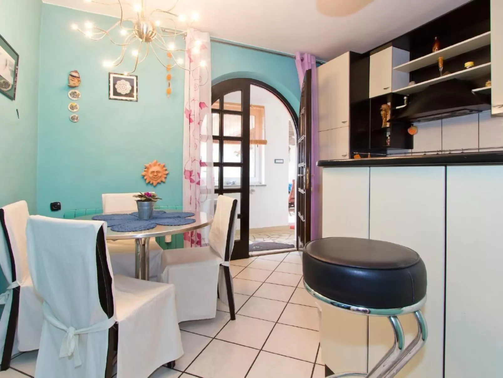 Mit Blick auf das Wasser-Drinnen