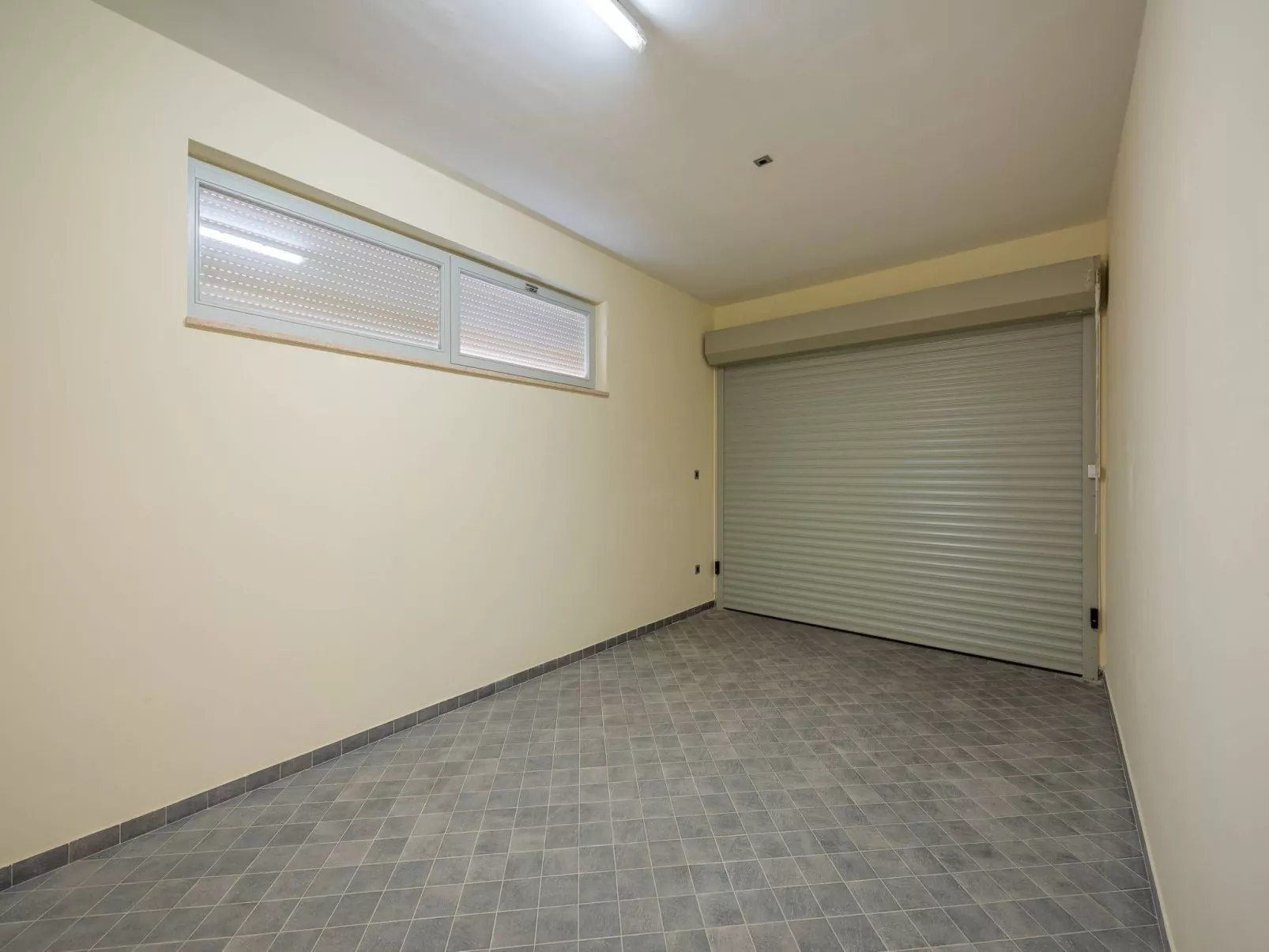 Cedar in Stoja mit großzügigem Garten-Inside