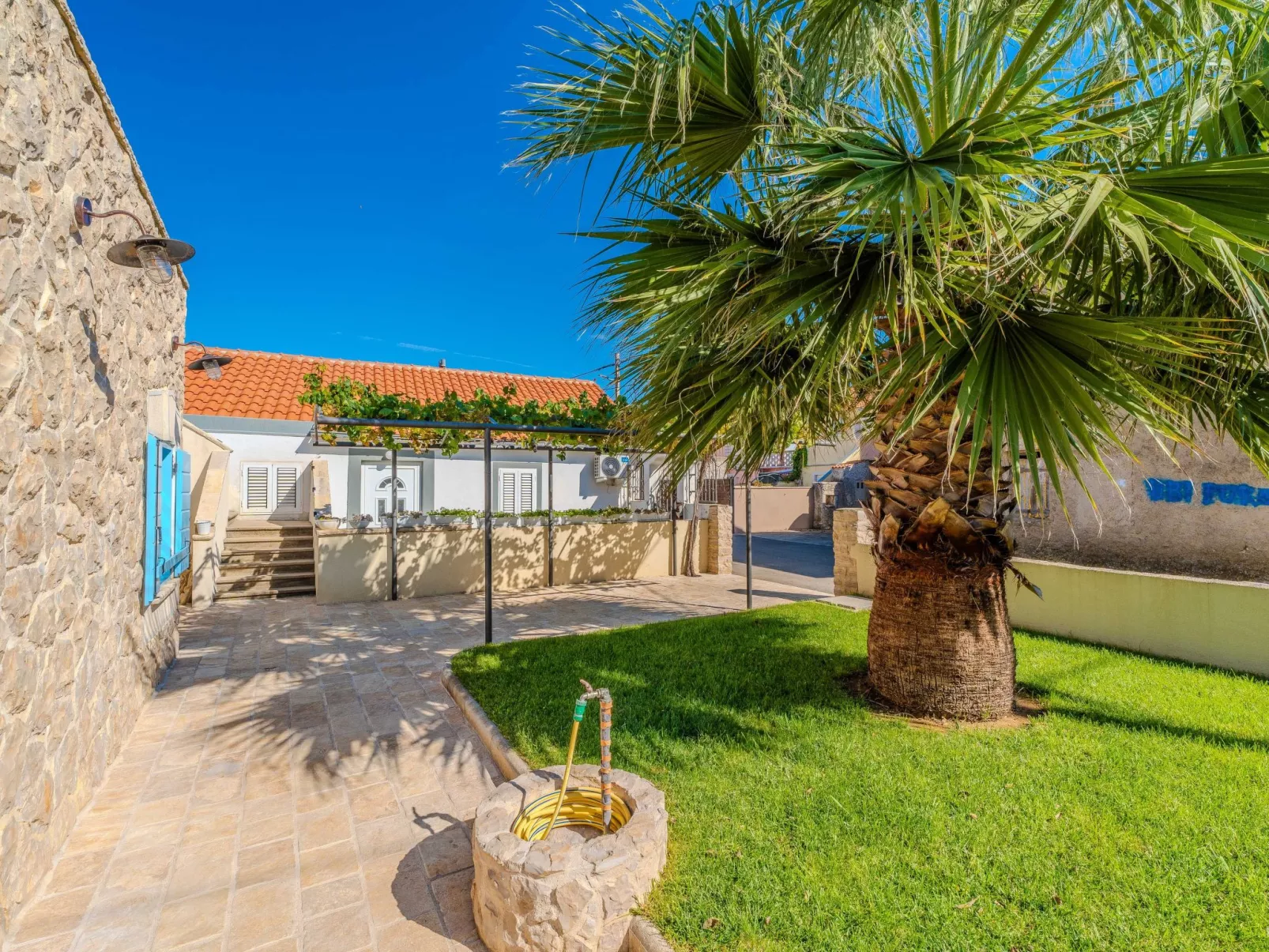 Heritage Stone House -T.A Leut Agency-Draußen