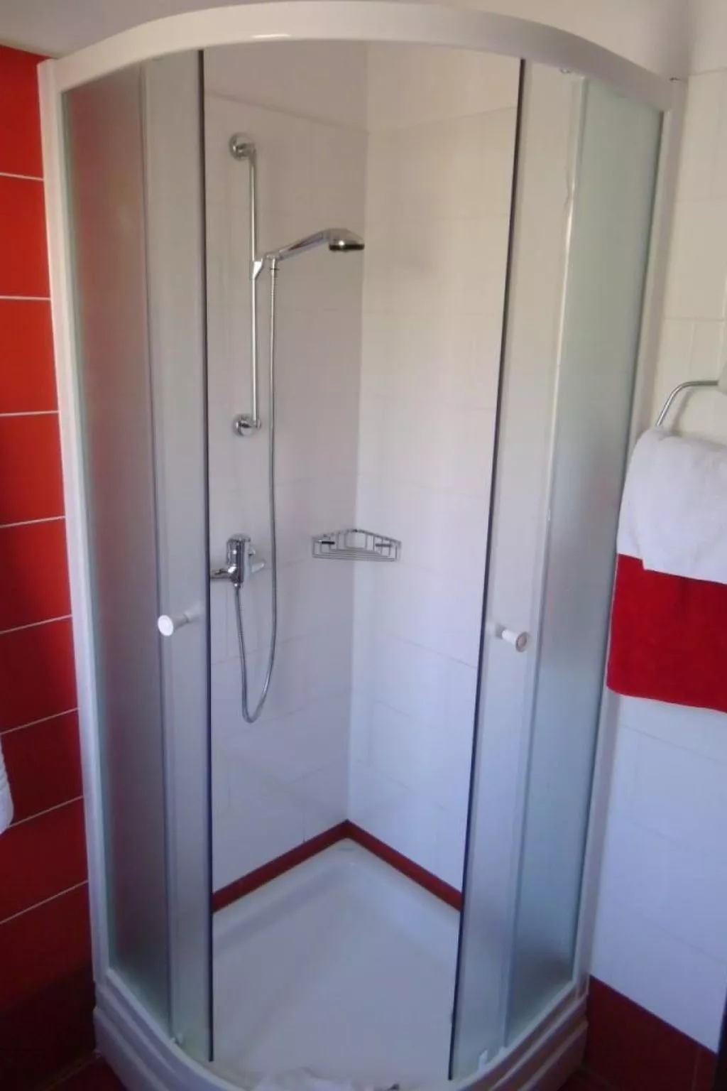 Wohnung Nr. 1 mit 2 Schlafzimmern und 2 Balkonen im 1. Obergeschoss-Dedans