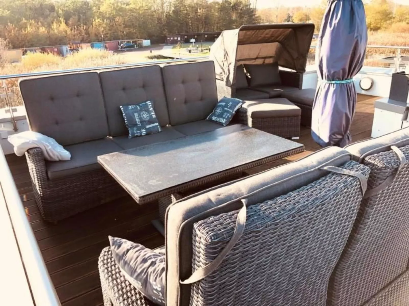 Schwimmendes Haus Elandi-Drinnen