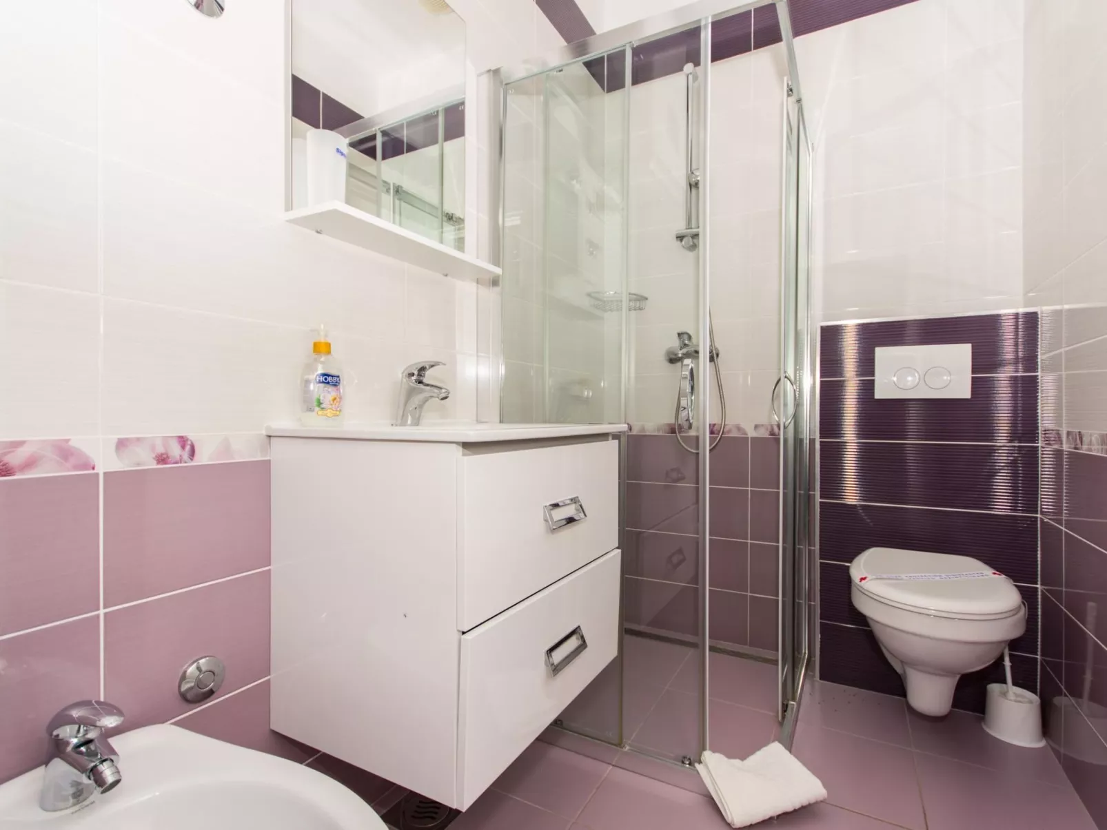 Für sechs Personen, mit einem Balkon