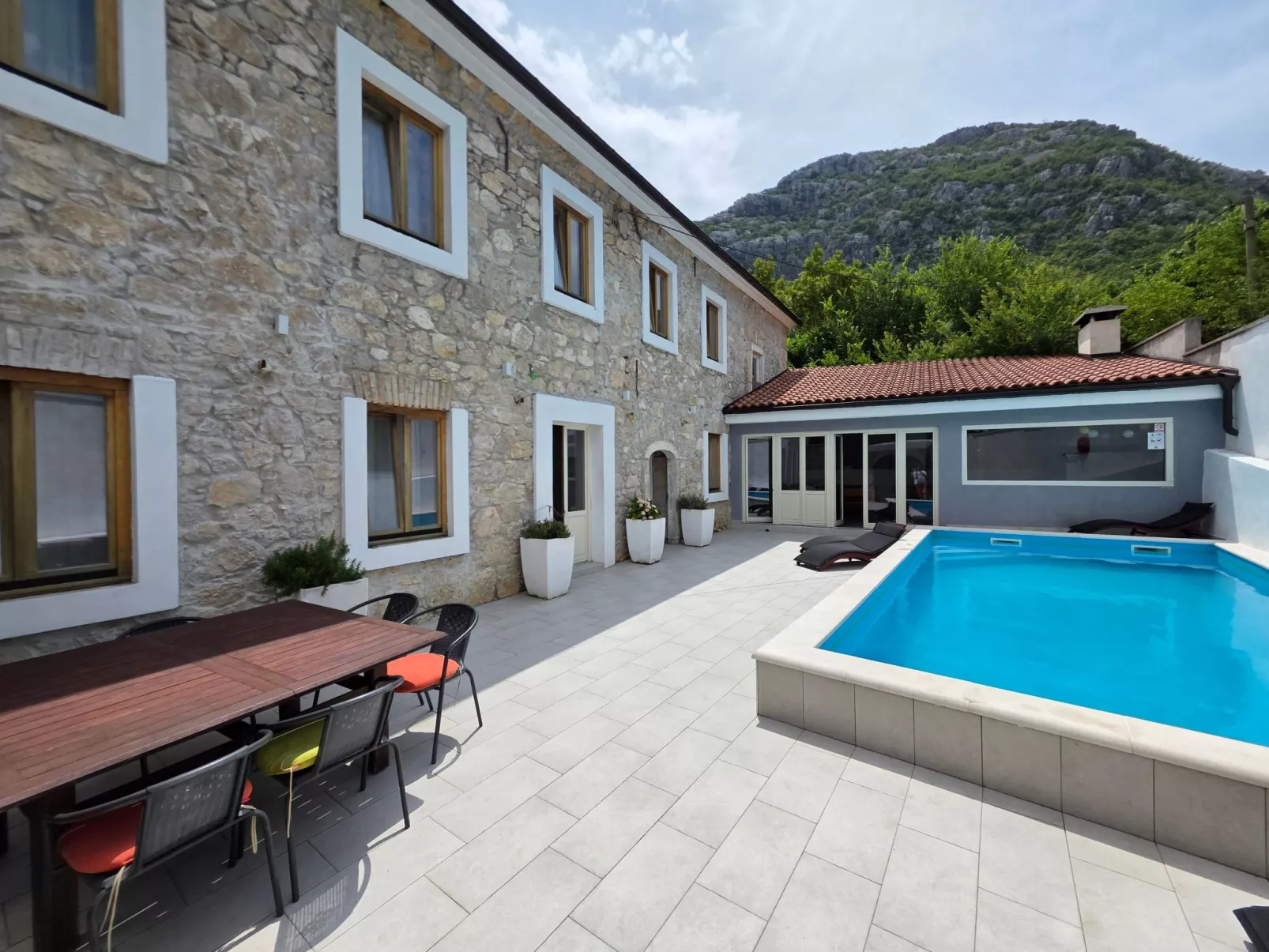 Steinhaus mit privatem Außenpool-Draußen