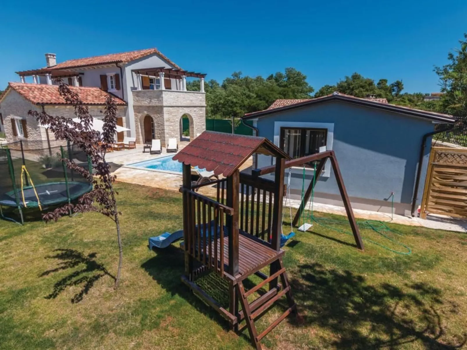 Mit Whirlpool und Sauna-Draußen