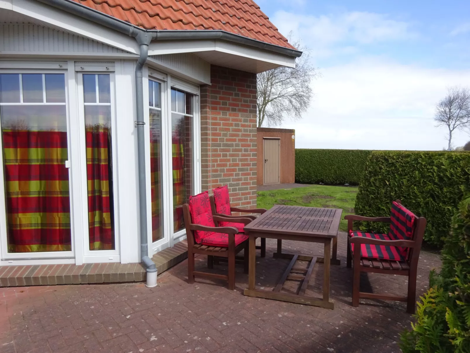 Komfortable Doppelhaushälfte und großem Garten-Draußen