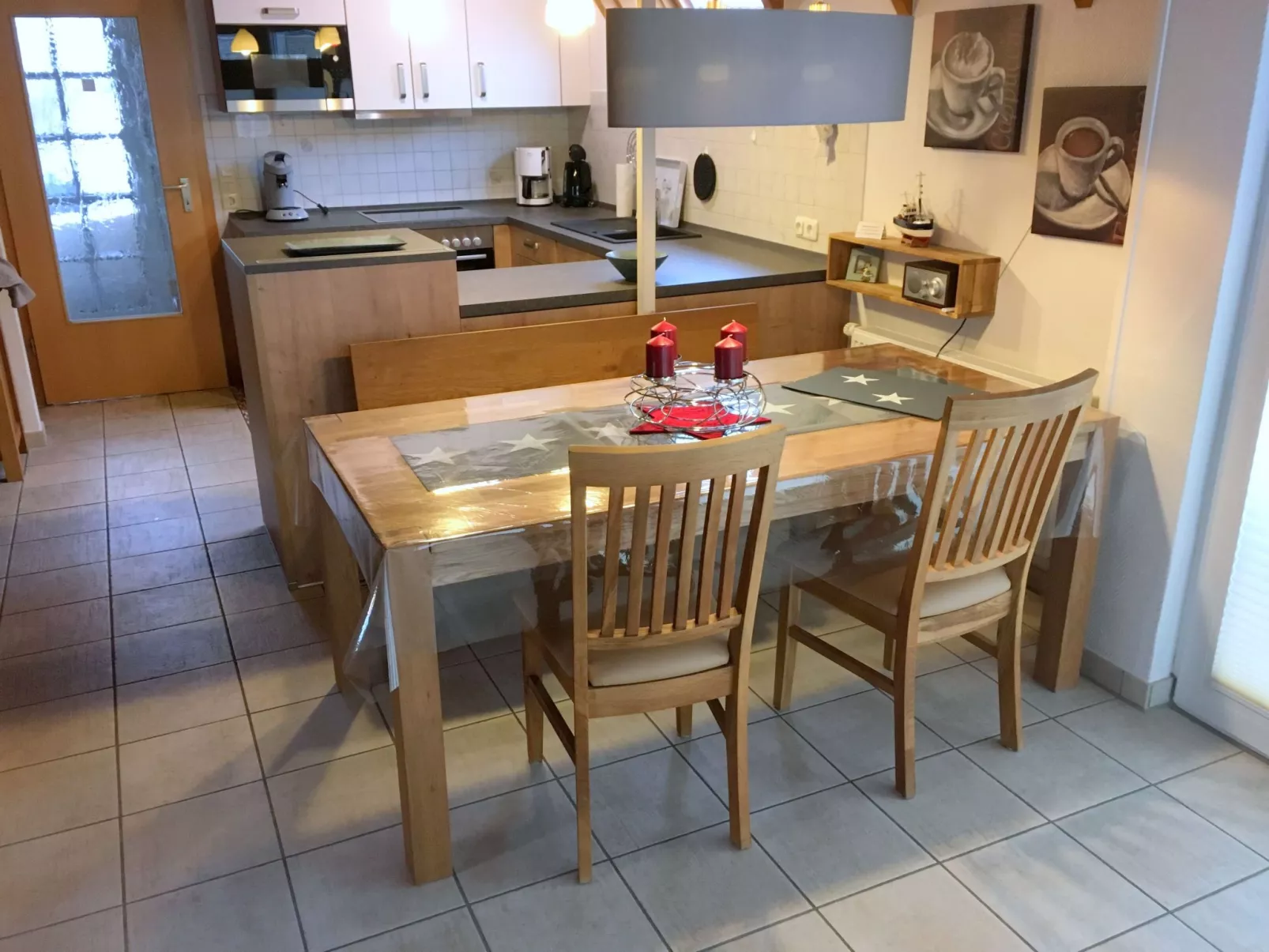 Mit Terrasse, Grill und Garten-Drinnen