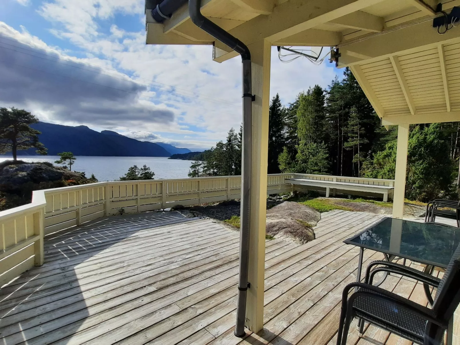 Häuschen mit Blick auf das Wasser
