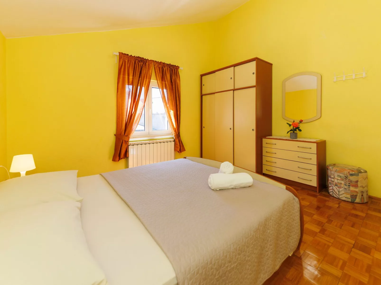 "Zara" mit Blick auf das Wasser-Dedans