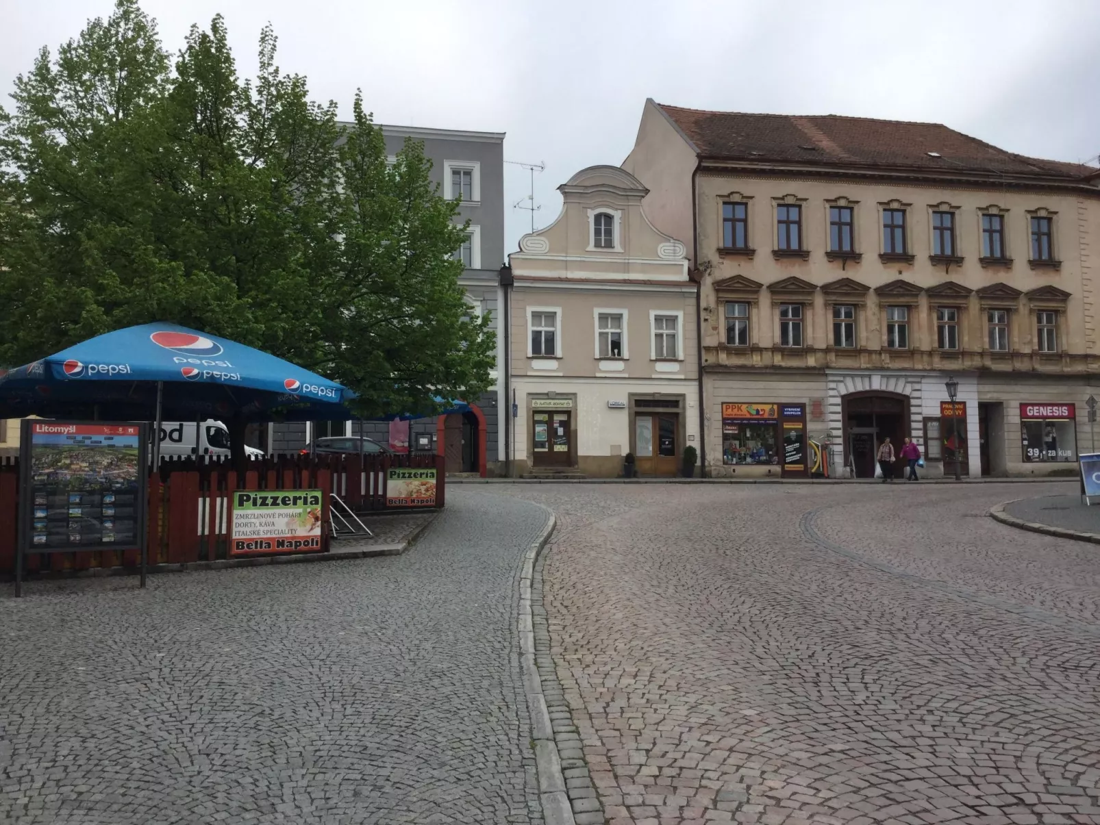 Wohnung auf einem eingezäunten Grundstück-Draußen