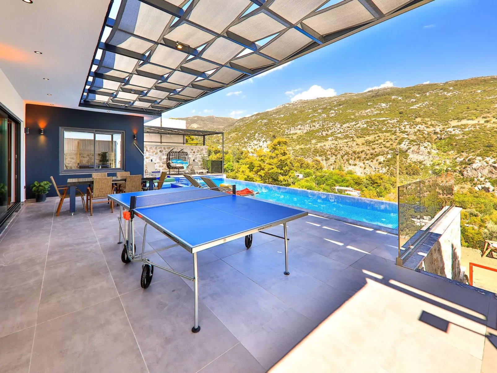 Mediterranean 2-Draußen