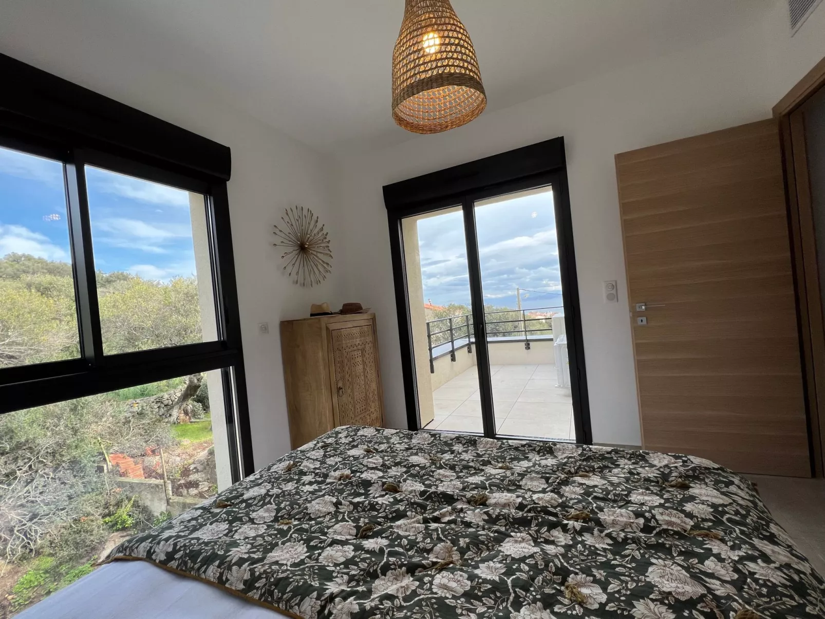 ISULA-RED_BEAUTIFUL_VIEW.-Drinnen